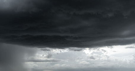 Obraz premium dark clouds make sky in black. Heavy rain thunderstorm . Pattern of clouds overcast predict tornado, Hurricane or thunderstorm and rainy.