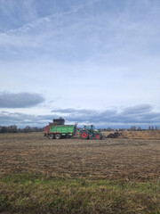 Fototapeta premium Landmaschine verteilt Gülle auf dem Feld in Dessau Rosslau