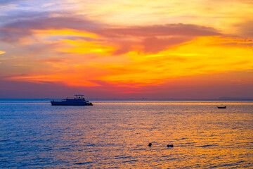 Fototapeta na wymiar Beautiful view of twilight light sky in the sea.