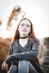 Frau mit rotem Haar im Abendlicht 