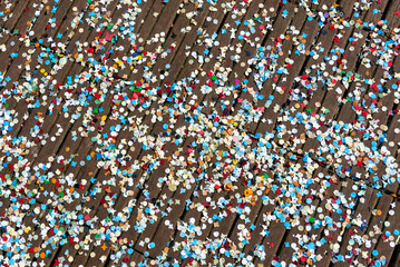 coriandoli colorati  a terra su doghe di legno durante il carnevale