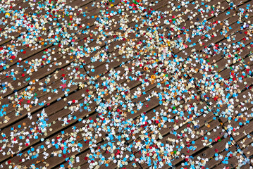 coriandoli colorati  a terra su doghe di legno durante il carnevale