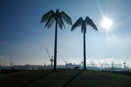 Deutschland, Hamburg, Park Fiction mit Blick zum Hafen  - Stock-Fotografie
