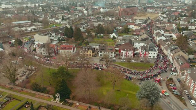 Drohnenaufnahme des Dorfes Eschweiler, während des großen Karneval Umzug an Rosenmontag