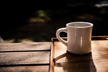 テラス席のコーヒーカップ
