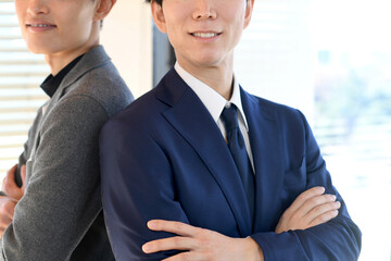 腕組みをするビジネスマンの男性達