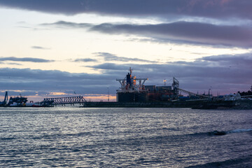 Buque de carga al atardecer en chile