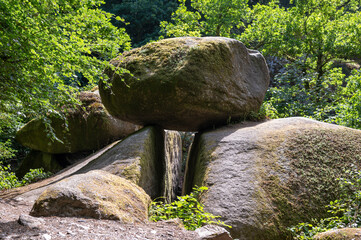 Empilade de gros rochers de granit dans la forêt de Huelgoat en Bretagne