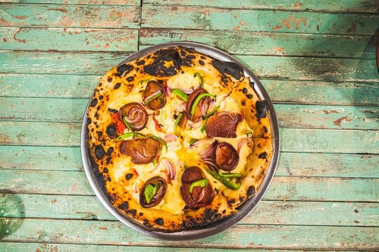 Pizza vegetariana sobre mesa de madera 