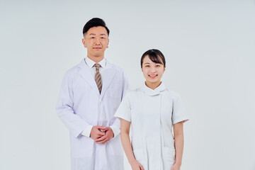 白衣を着た男女