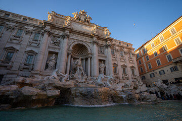 Obraz na płótnie Canvas Fontanna di Trevi w Rzymie w słoneczny i bezchmurny dzień. Zasilana wodą z akweduktu rokokowa fontanna z rzeźbami, ukończona w 1762 roku – projekt Nicoli Salviego.