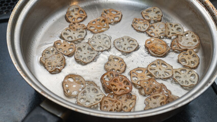 蓮根のスライスを油で揚げる・レンコンチップス