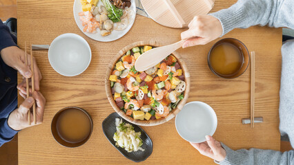 日本の料理｜ちらし寿司を食べる男女　イメージ