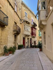 Urocza uliczka na Malcie w Birgu © the cinematic way