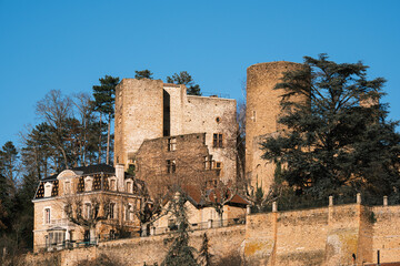 Chatillon d'Azergues, la Chapelle Notre-Dame-du Bon-Secours cohabite avec le château féodal du XIe siècle