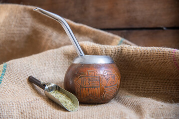 Mate y bombilla junto a una cuchara con yerba mate © Diego