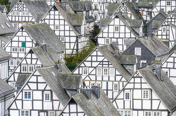 Blick über die schönen Fachwerkfassaden im historischen Alten Flecken von Freudenberg