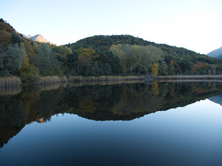 Fototapeta premium Afternoon at Villa lake during autumn. Alps, Aosta Valley, Italy
