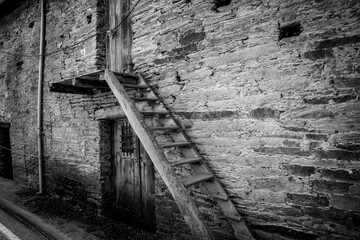 Obraz premium a street with an old abandoned house