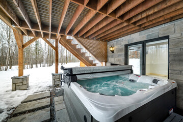 Winter cottages in remote area Quebec, Canada, log house with sauna, SPA, bedrooms, pool, living room, messanine, kitchen and bathrooms