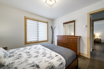 Winter cottages in remote area Quebec, Canada, log house with sauna, SPA, bedrooms, pool, living room, messanine, kitchen and bathrooms
