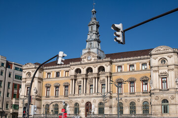 Fototapeta na wymiar Ayuntamiento de Bilbao con cielo azul