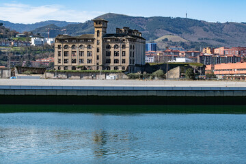 Fototapeta na wymiar Edificio abandonado junto a la ría de Bilbao