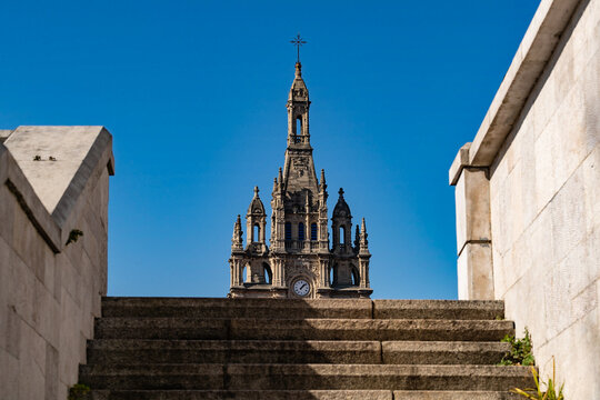 Escaleras y la torre de la Basílica de Begoña en Bilbao