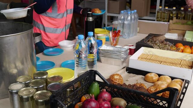 Muslim volunteers came together to arrange hot meals for the homeless and those in need. Charity iftar at the mosque in the month of Ramadan