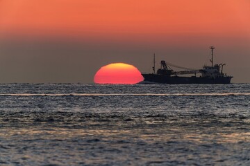 明石海峡で見たきれいな夕日と貨物船のコラボ情景＠兵庫