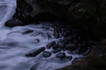 Obraz premium water flowing into the rocks