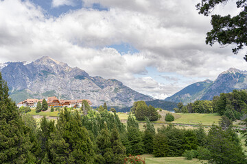 Fototapeta premium San Carlos de Bariloche - 02 de diciembre de 2022: La belleza de la naturaleza en la patagonia en San Carlos de Bariloche Argentina. 