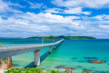 コバルトブルーの美しい海に伸びる角島大橋