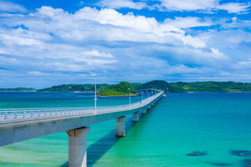 Obraz premium コバルトブルーの美しい海に伸びる角島大橋