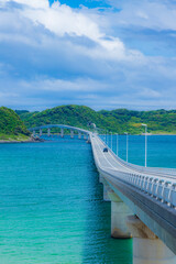 Obraz premium コバルトブルーの美しい海に伸びる角島大橋