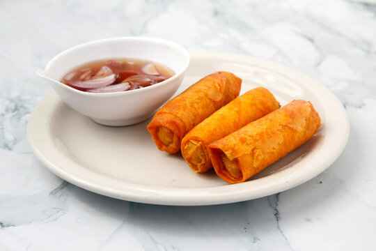 Freshly cooked Filipino food called Lumpiang Toge