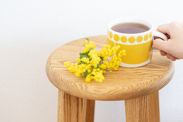 紅茶とミモザという花