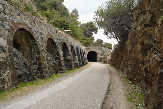Questo &egrave; un bellissimo esempio di riciclaggio ambientale. Sul vecchio tracciato della ferrovia &egrave; stata ricavata una pista ciclabile molto frequentata.