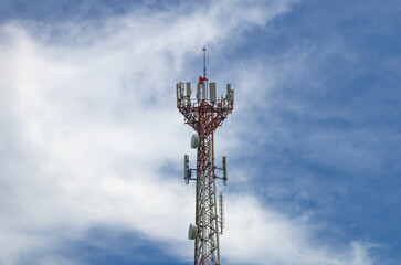 Obraz premium Communications antenna with clouded sky in the background.