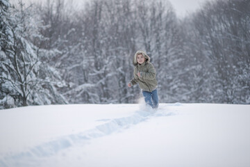 Fototapeta na wymiar children race through the snow