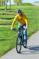 Radfahrer ist leicht und locker unterwegs mit dem Pedelec im Frühling