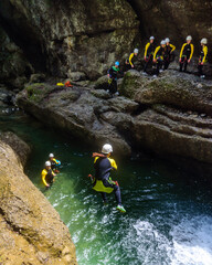 Mutprobe bei einem Klippensprung in eine Wasserfall-Gumpe beim Canyoning