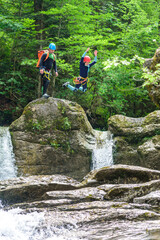 Spaß beim Canyoning, Klippenspringen unter Aufsicht eines erfahrenen Cayoning-Guide