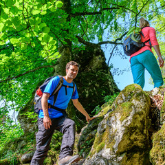Waldwanderung mit Kletterpassagen im bayerischen Naturpark Altmühltal