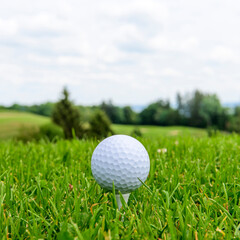 Golfball abschlagsbereit auf einem Tee