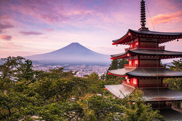 Fototapeta premium 新倉山浅間公園から富士山と朝焼け