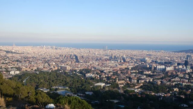 Enjoy a breathtaking panoramic view of the city of Barcelona that will leave you speechless. Observe the majesty of its iconic buildings, its blue sky, and the Mediterranean Sea, all in one image. 