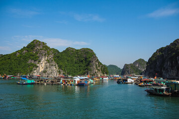 Fototapeta na wymiar Floating fishers village in Lan Ha bay near Ha Long bay in Vietnam 