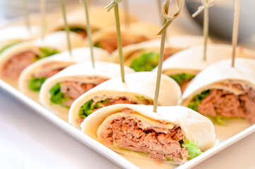 Thunfisch Wraps auf einem Frühstücksbuffet