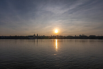 Sonnenuntergang vor der Silhouette von Mainz am Rhein